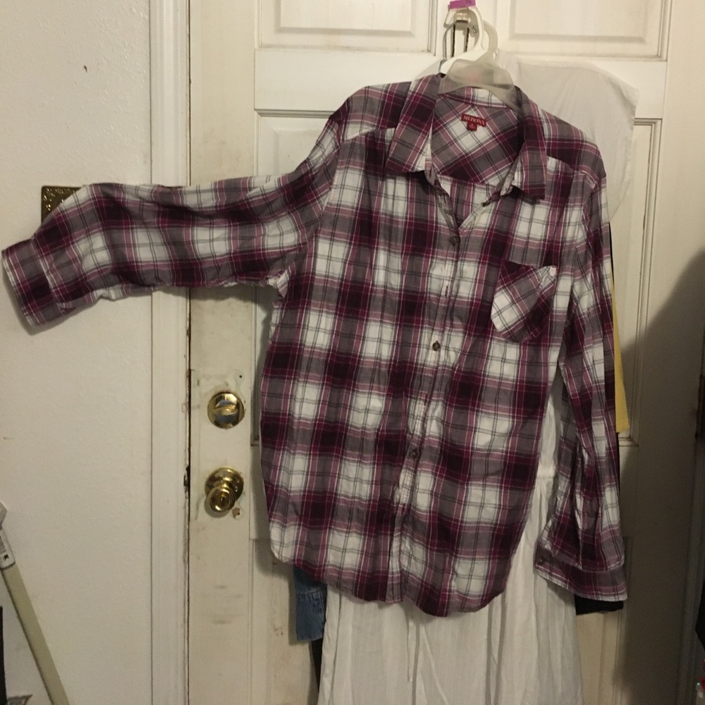 All Cotton Button-up Shirt with roll-up sleeves.